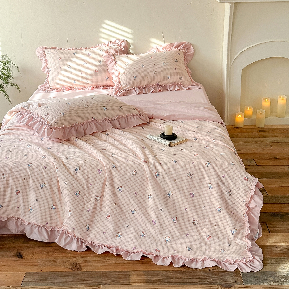 91家纺网 家纺一手货源 找家纺 迷尚家居 2026新款云朵棉印花花边夏被四件套 凯蒂猫粉