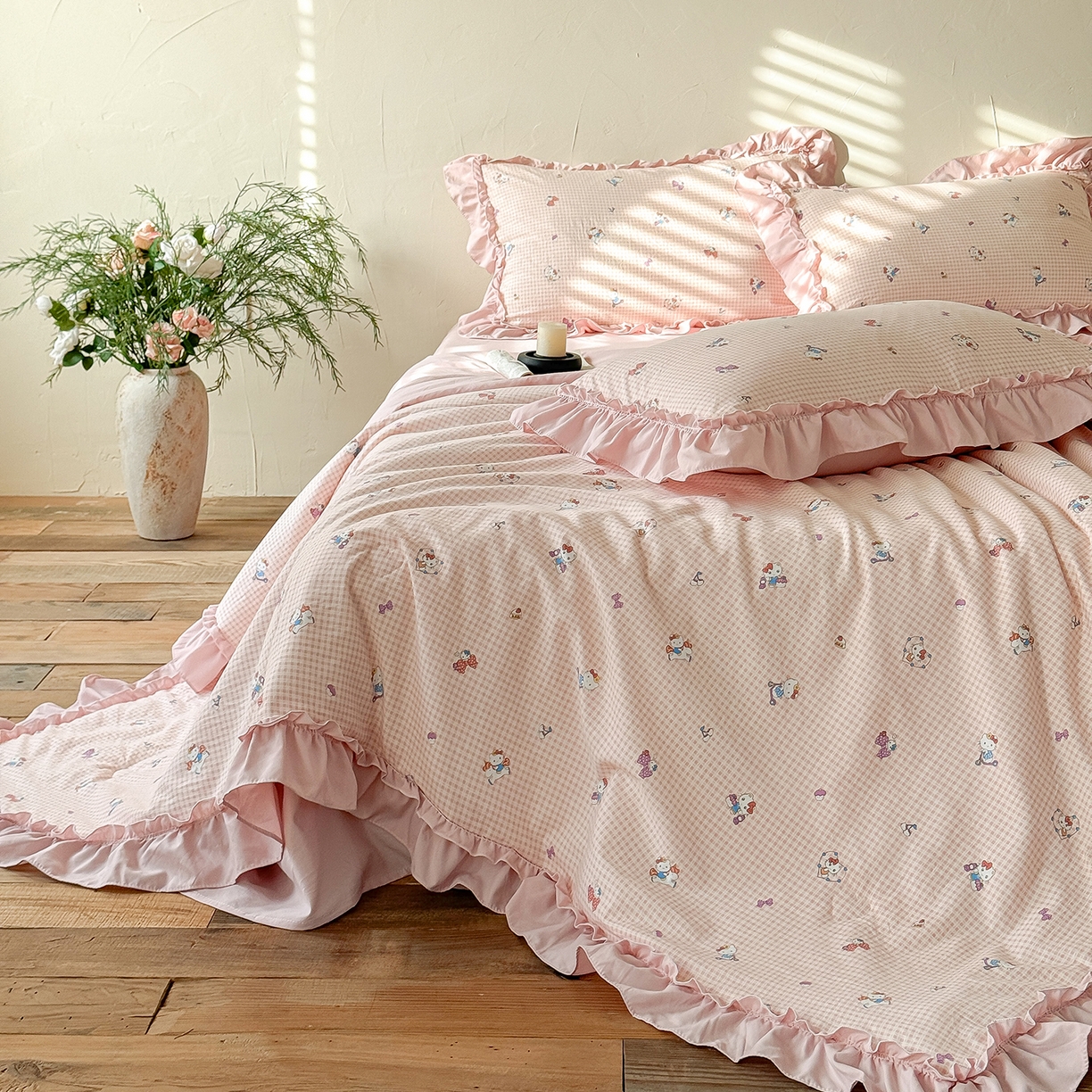 91家纺网 家纺一手货源 找家纺 迷尚家居 2026新款云朵棉印花花边夏被四件套 凯蒂猫粉