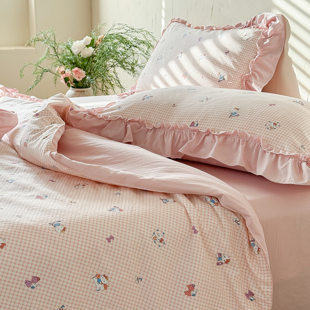 91家纺网 家纺一手货源 找家纺 迷尚家居 2026新款云朵棉印花花边夏被四件套 凯蒂猫粉