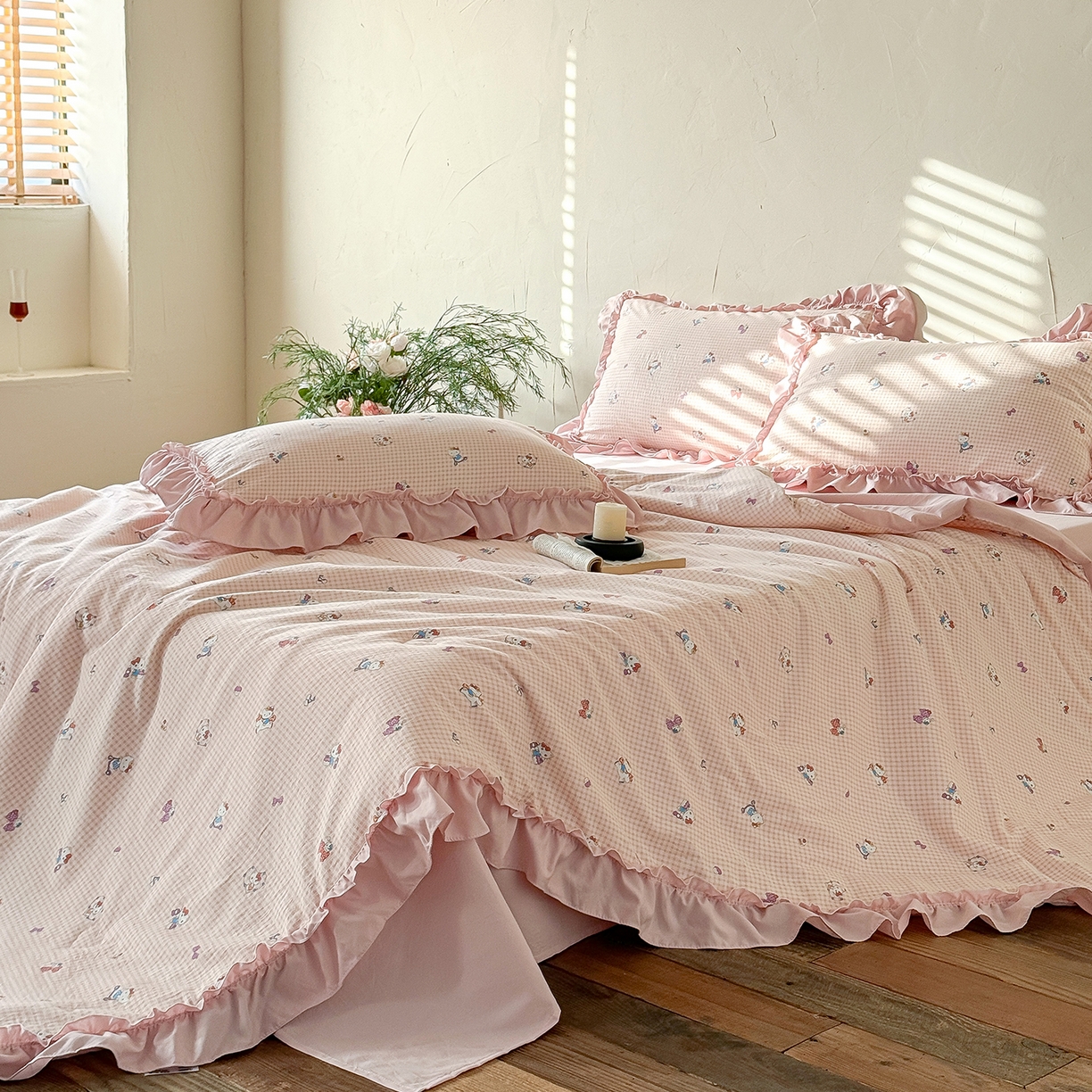 91家纺网 家纺一手货源 找家纺 迷尚家居 2026新款云朵棉印花花边夏被四件套 凯蒂猫粉