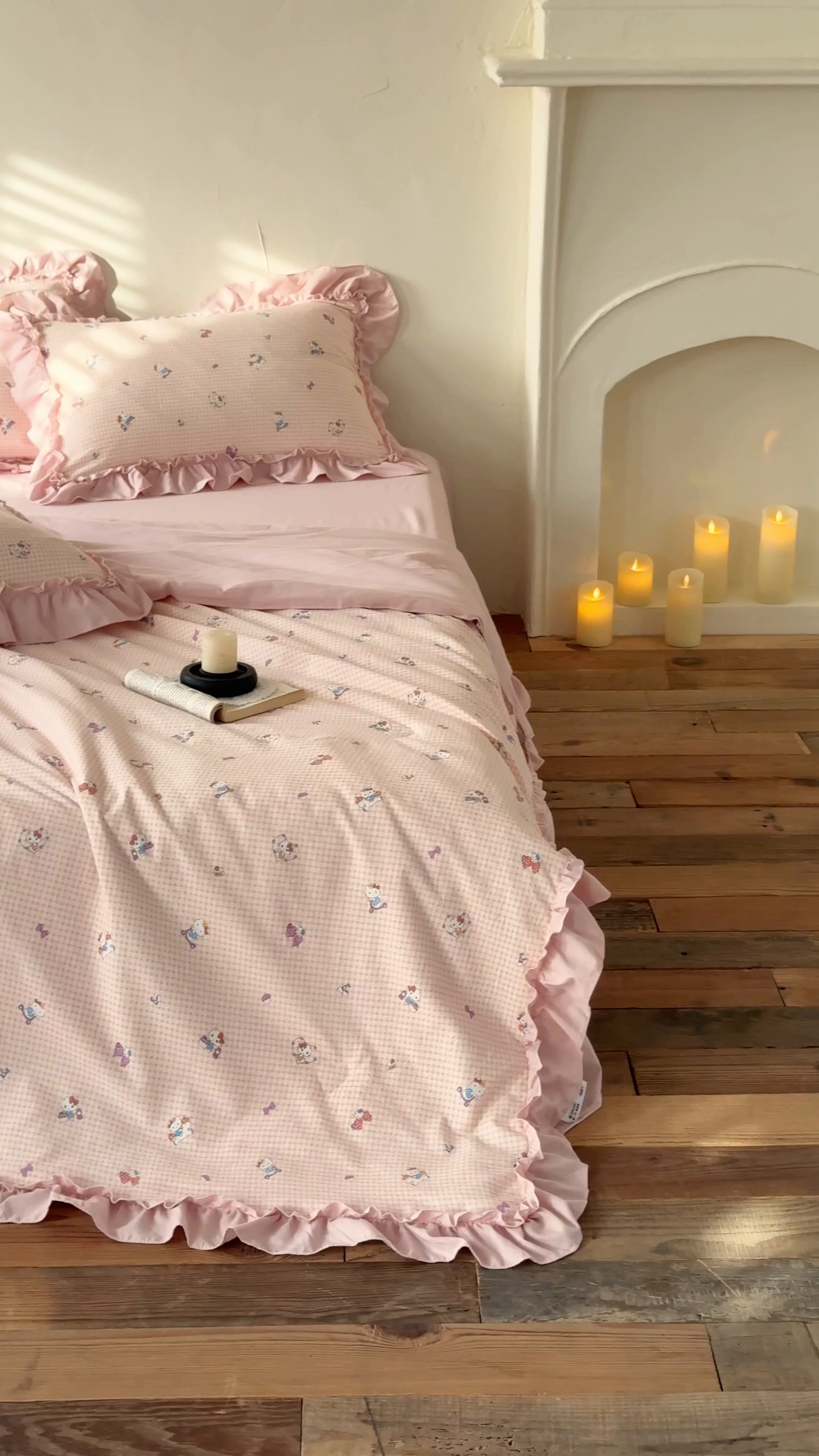 91家纺网 家纺一手货源 找家纺 迷尚家居 2026新款云朵棉印花花边夏被四件套 凯蒂猫粉