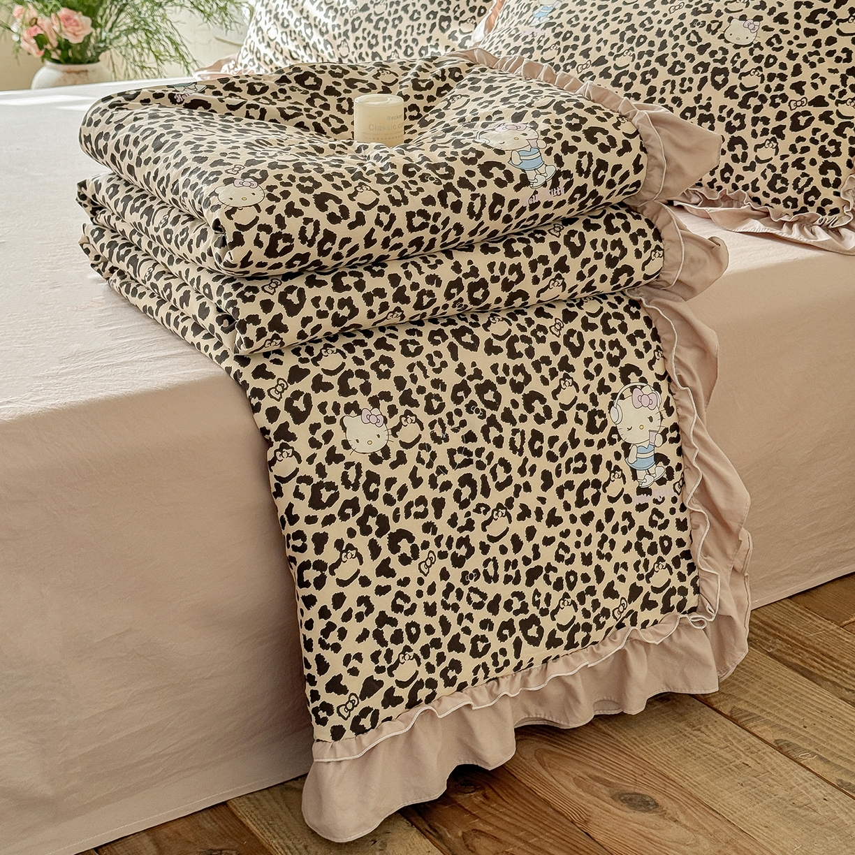 迷尚家居 2026新款云朵棉印花花边夏被四件套 凯蒂猫咖