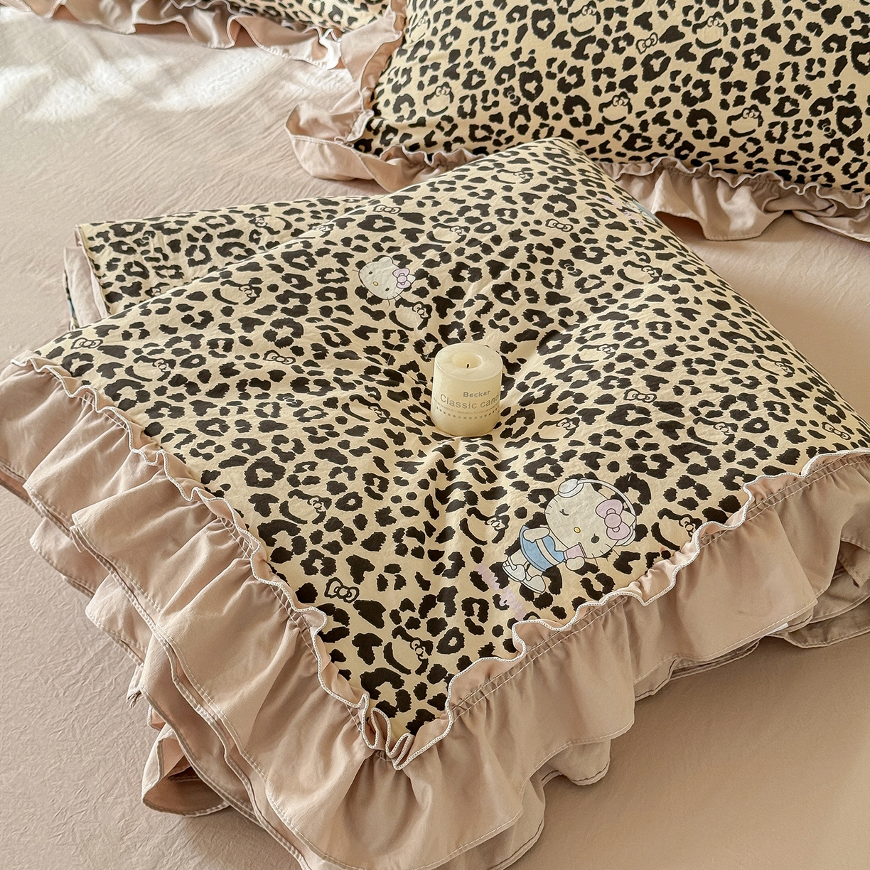 91家纺网 家纺一手货源 找家纺 迷尚家居 2026新款云朵棉印花花边夏被四件套 凯蒂猫咖