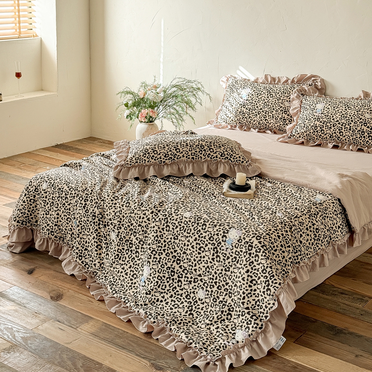 91家纺网 家纺一手货源 找家纺 迷尚家居 2026新款云朵棉印花花边夏被四件套 凯蒂猫咖