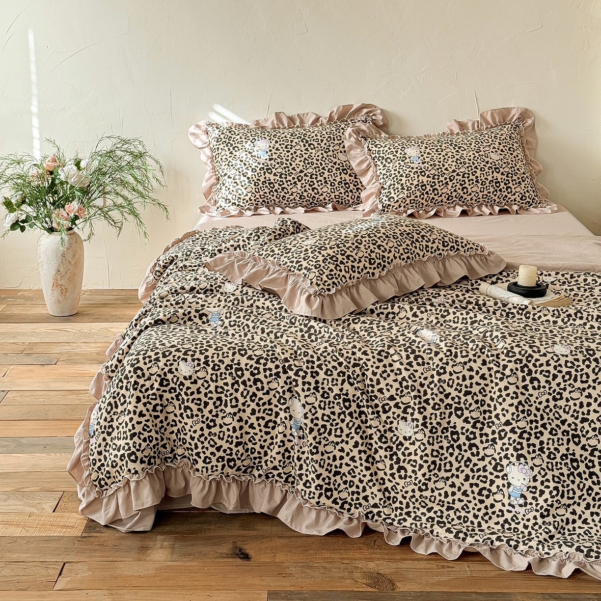 91家纺网 家纺一手货源 找家纺 迷尚家居 2026新款云朵棉印花花边夏被四件套 凯蒂猫咖