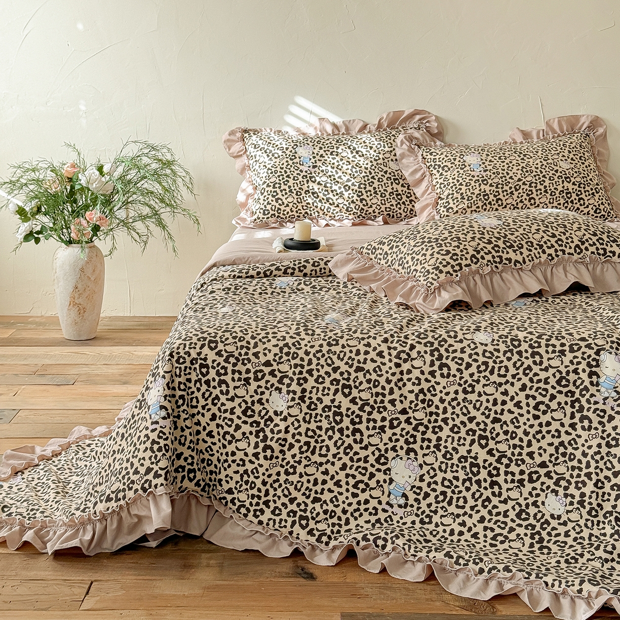 91家纺网 家纺一手货源 找家纺 迷尚家居 2026新款云朵棉印花花边夏被四件套 凯蒂猫咖