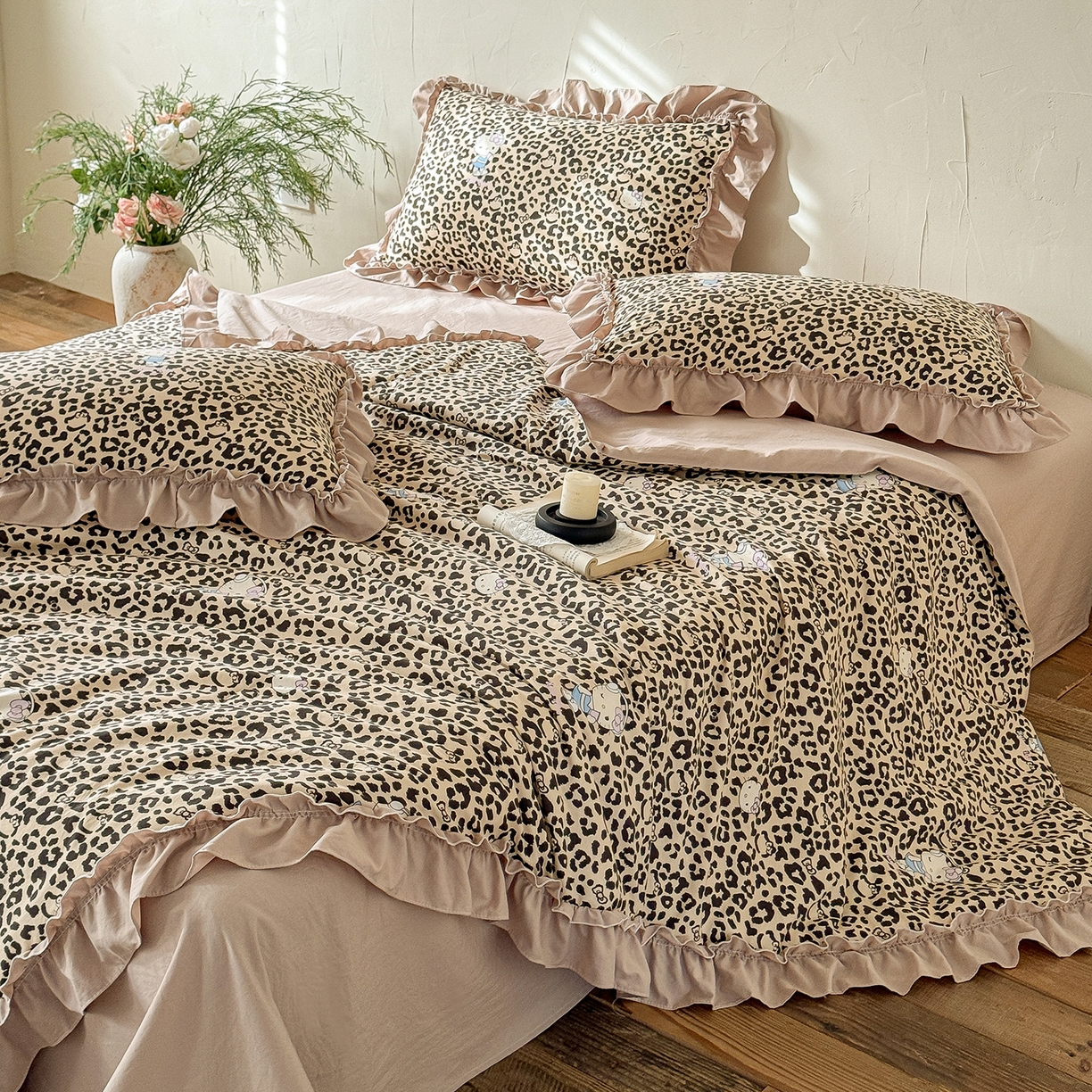 91家纺网 家纺一手货源 找家纺 迷尚家居 2026新款云朵棉印花花边夏被四件套 凯蒂猫咖