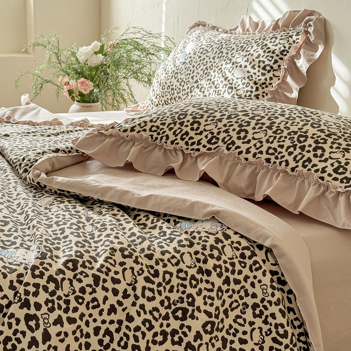 91家纺网 家纺一手货源 找家纺 迷尚家居 2026新款云朵棉印花花边夏被四件套 凯蒂猫咖