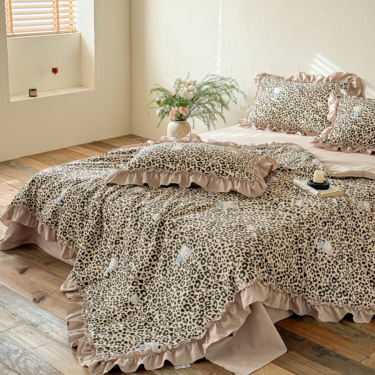 91家纺网 家纺一手货源 找家纺 迷尚家居 2026新款云朵棉印花花边夏被四件套 凯蒂猫咖