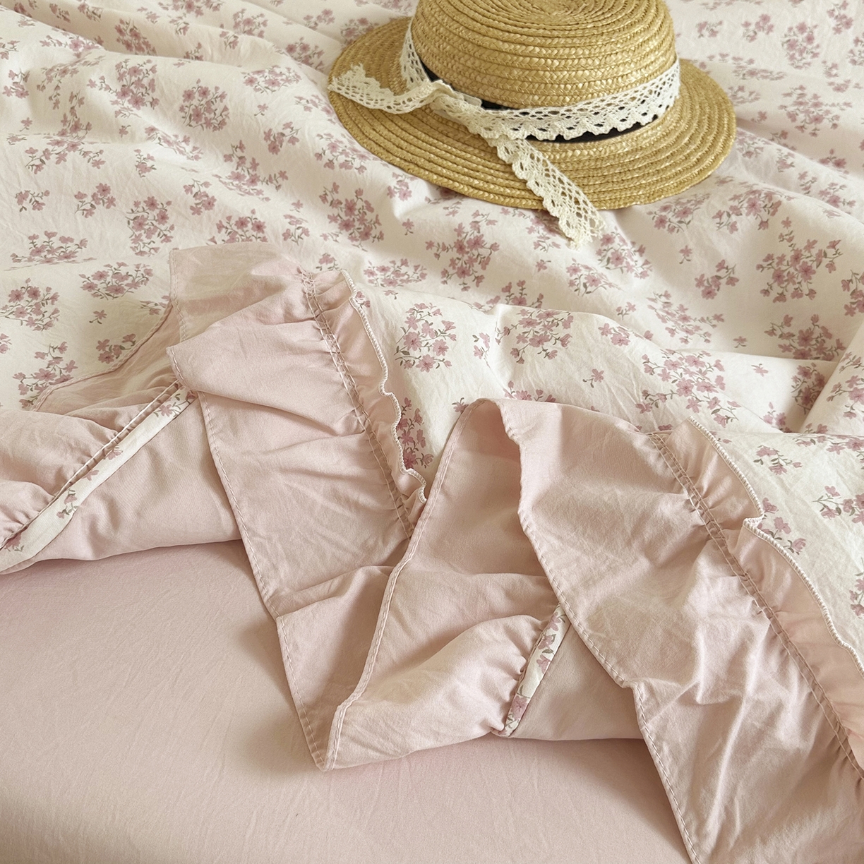 91家纺网 家纺一手货源 找家纺 迷尚家居 2026新款云朵棉印花花边夏被四件套 七分甜