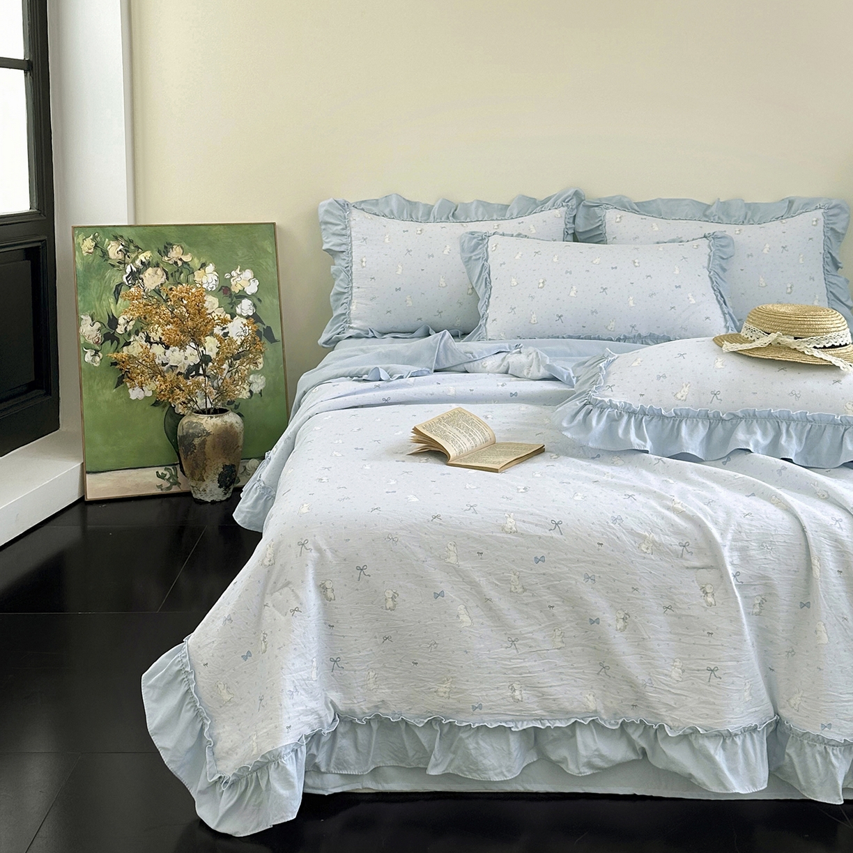 91家纺网 家纺一手货源 找家纺 迷尚家居 2026新款云朵棉印花花边夏被四件套 软萌兔蓝