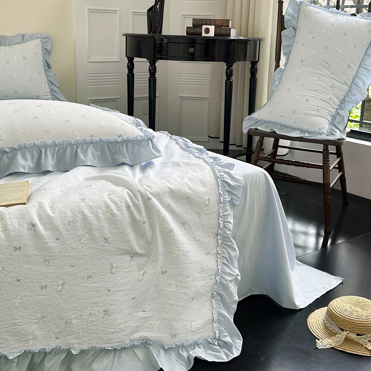 91家纺网 家纺一手货源 找家纺 迷尚家居 2026新款云朵棉印花花边夏被四件套 软萌兔蓝