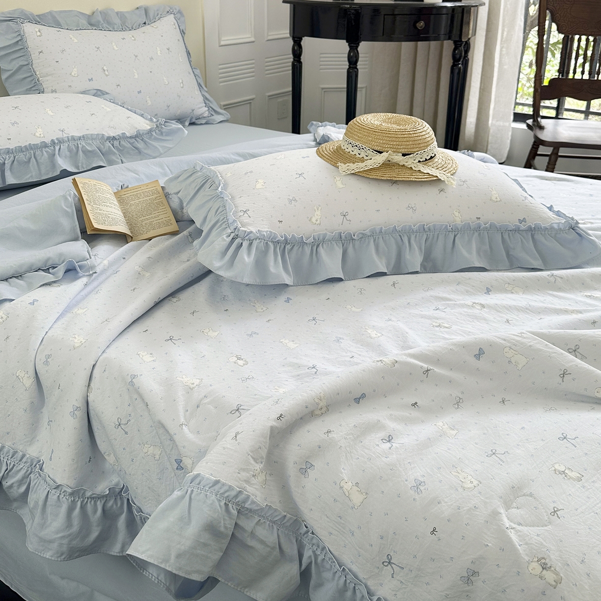 91家纺网 家纺一手货源 找家纺 迷尚家居 2026新款云朵棉印花花边夏被四件套 软萌兔蓝