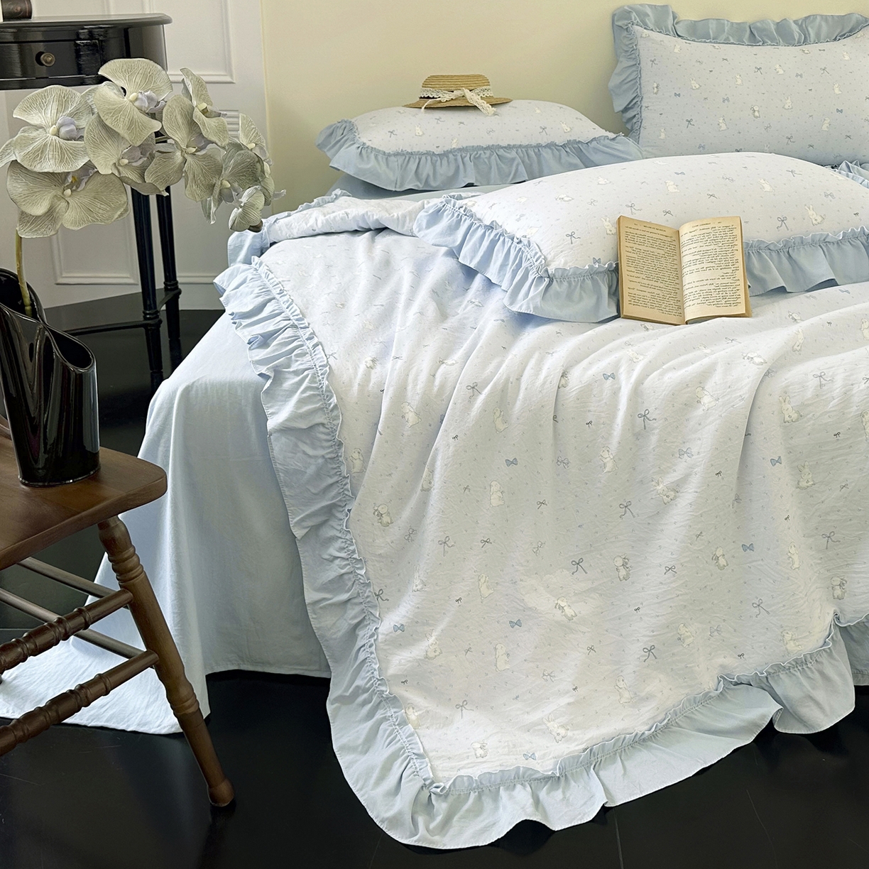 91家纺网 家纺一手货源 找家纺 迷尚家居 2026新款云朵棉印花花边夏被四件套 软萌兔蓝