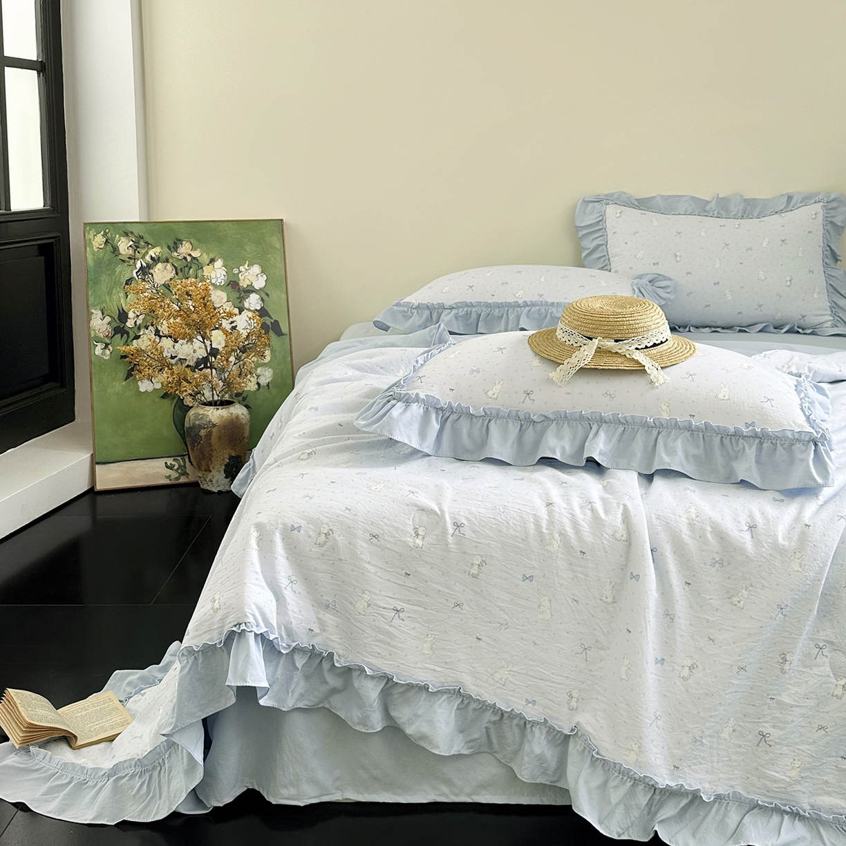 91家纺网 家纺一手货源 找家纺 迷尚家居 2026新款云朵棉印花花边夏被四件套 软萌兔蓝