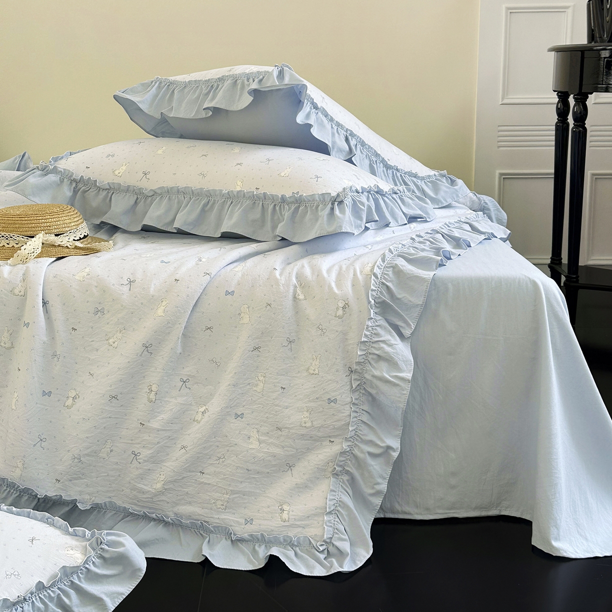 91家纺网 家纺一手货源 找家纺 迷尚家居 2026新款云朵棉印花花边夏被四件套 软萌兔蓝