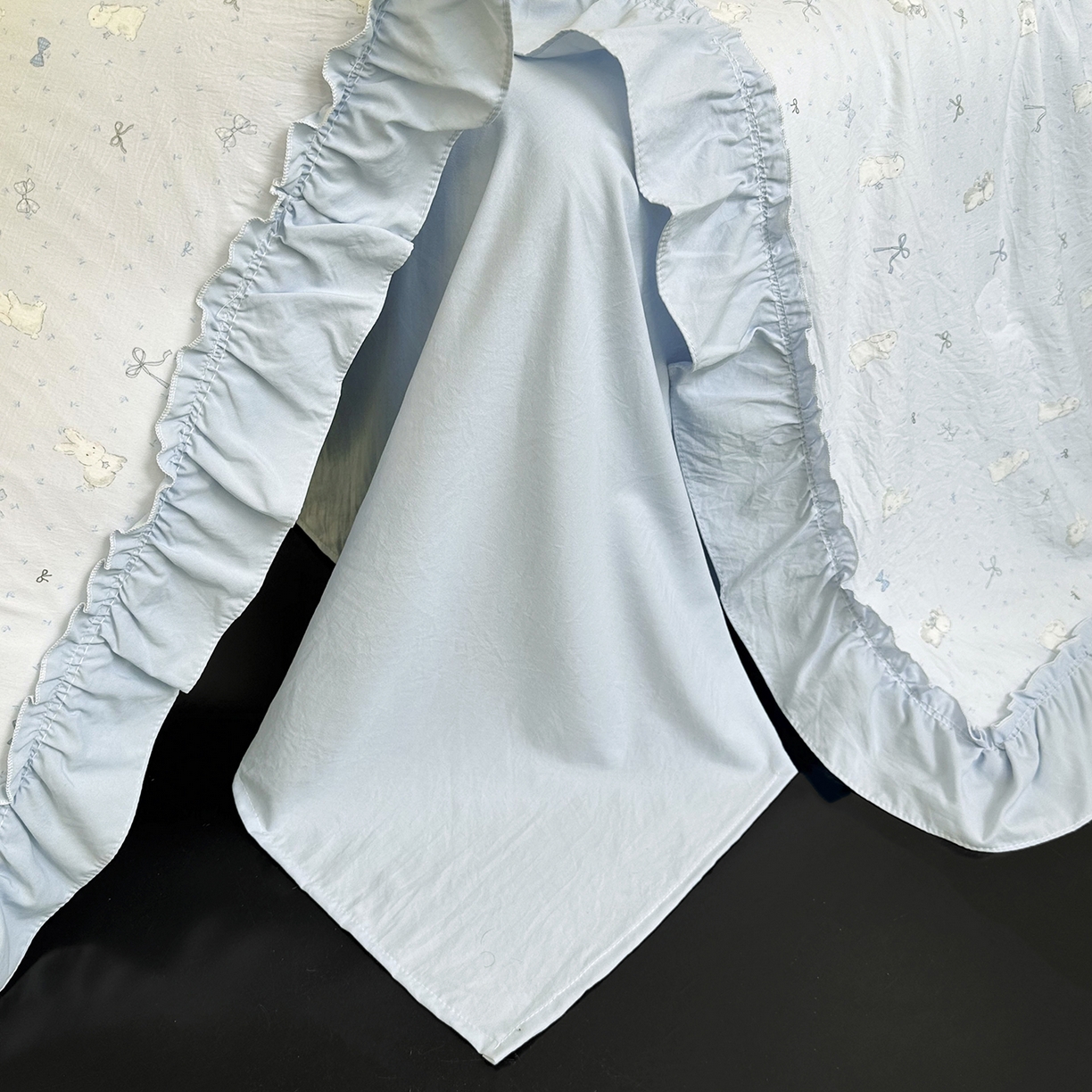 91家纺网 家纺一手货源 找家纺 迷尚家居 2026新款云朵棉印花花边夏被四件套 软萌兔蓝