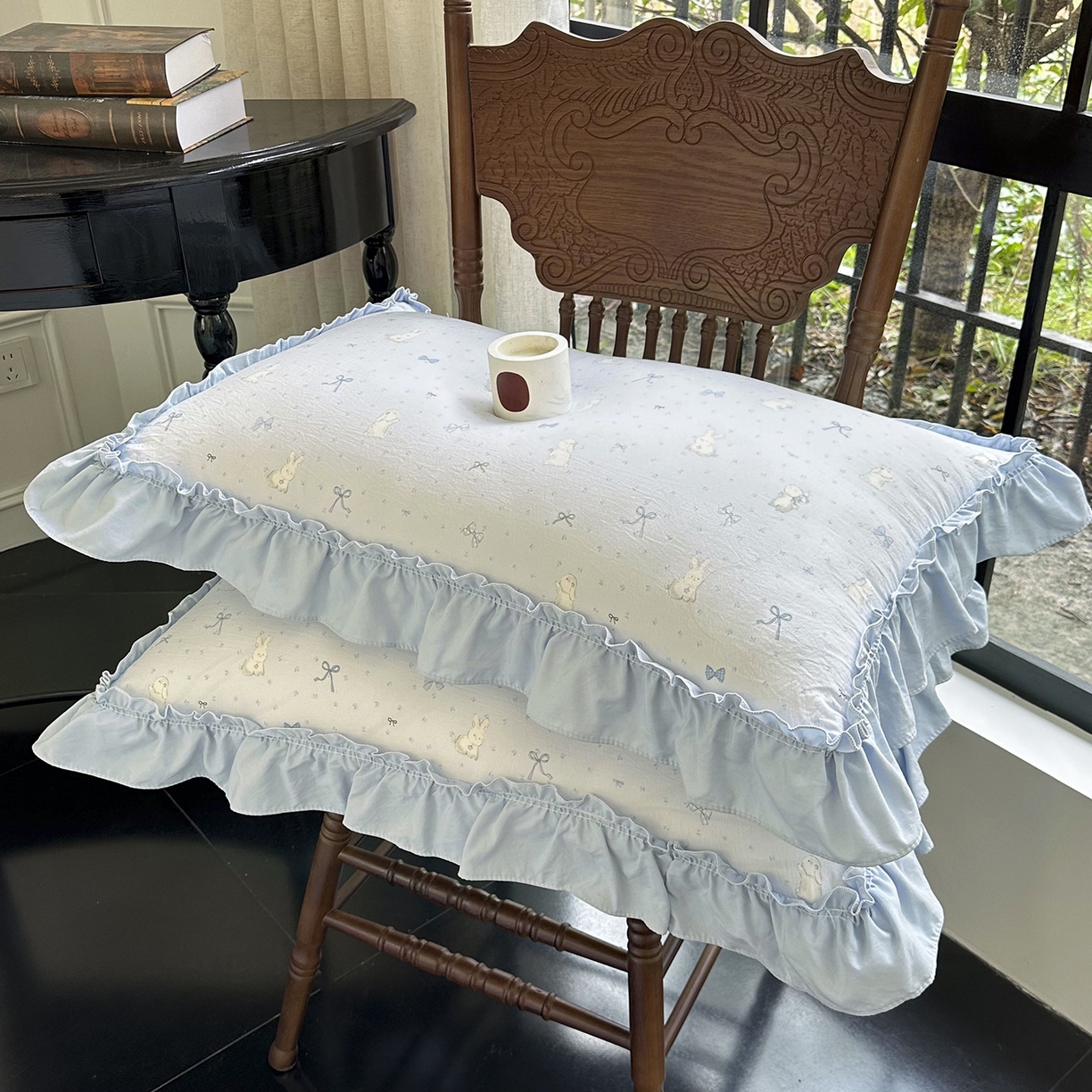 91家纺网 家纺一手货源 找家纺 迷尚家居 2026新款云朵棉印花花边夏被四件套 软萌兔蓝