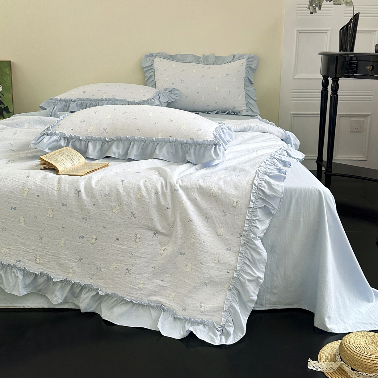 91家纺网 家纺一手货源 找家纺 迷尚家居 2026新款云朵棉印花花边夏被四件套 软萌兔蓝