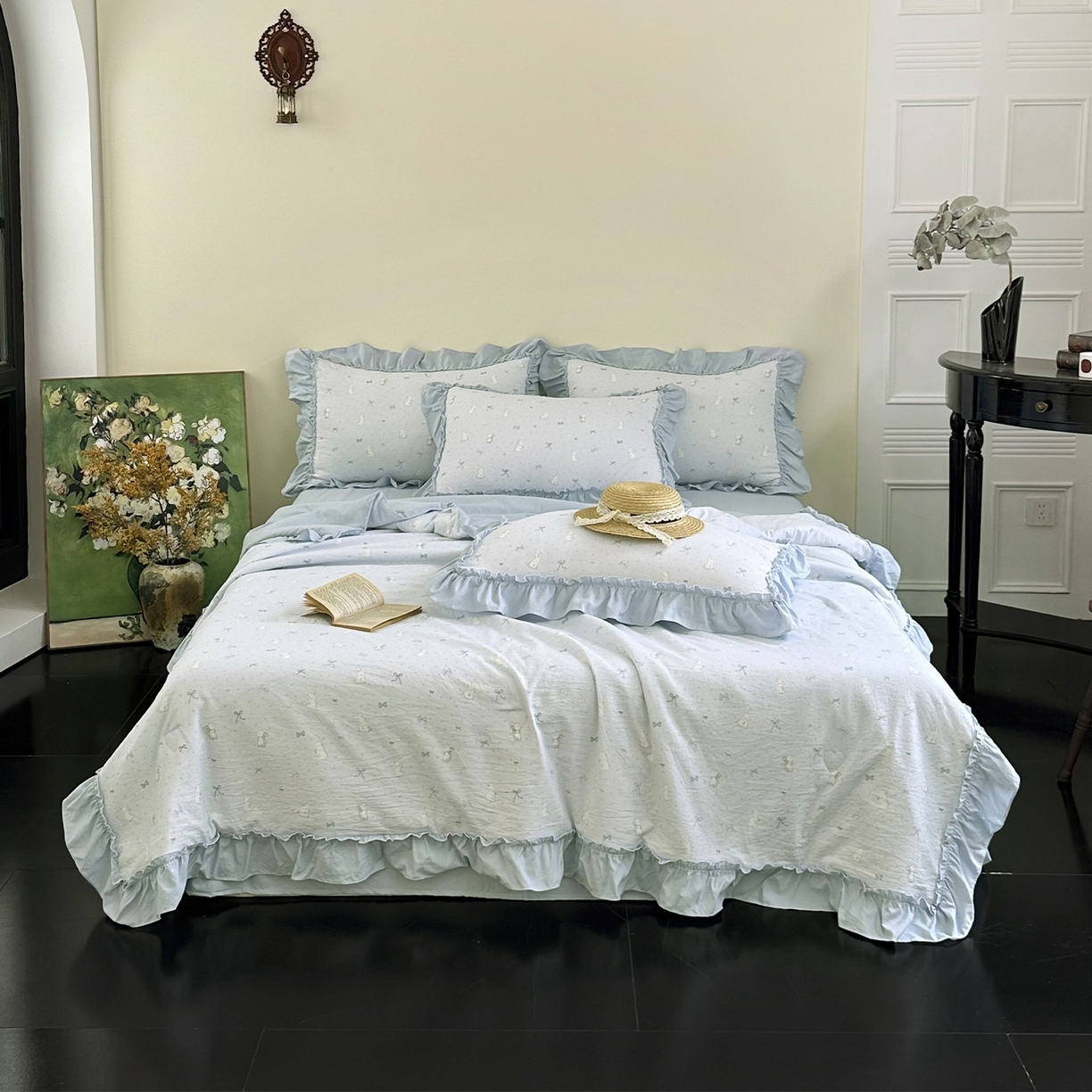 91家纺网 家纺一手货源 找家纺 迷尚家居 2026新款云朵棉印花花边夏被四件套 软萌兔蓝