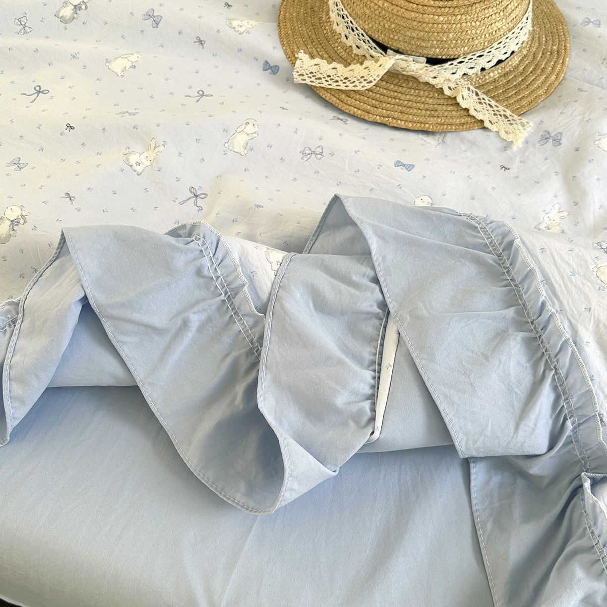 91家纺网 家纺一手货源 找家纺 迷尚家居 2026新款云朵棉印花花边夏被四件套 软萌兔蓝