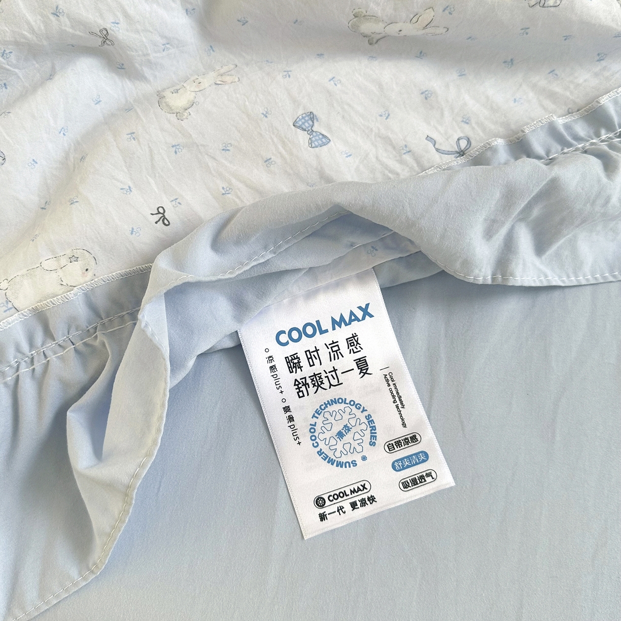 91家纺网 家纺一手货源 找家纺 迷尚家居 2026新款云朵棉印花花边夏被四件套 软萌兔蓝