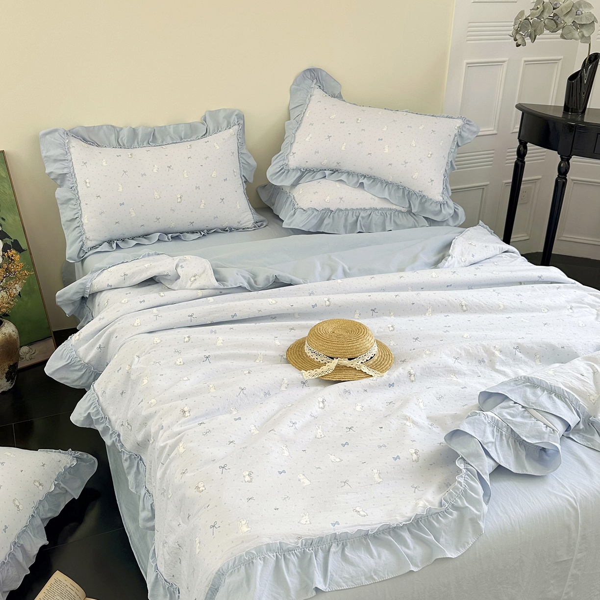 91家纺网 家纺一手货源 找家纺 迷尚家居 2026新款云朵棉印花花边夏被四件套 软萌兔蓝