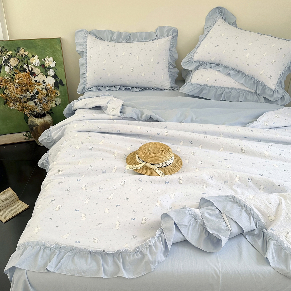 91家纺网 家纺一手货源 找家纺 迷尚家居 2026新款云朵棉印花花边夏被四件套 软萌兔蓝