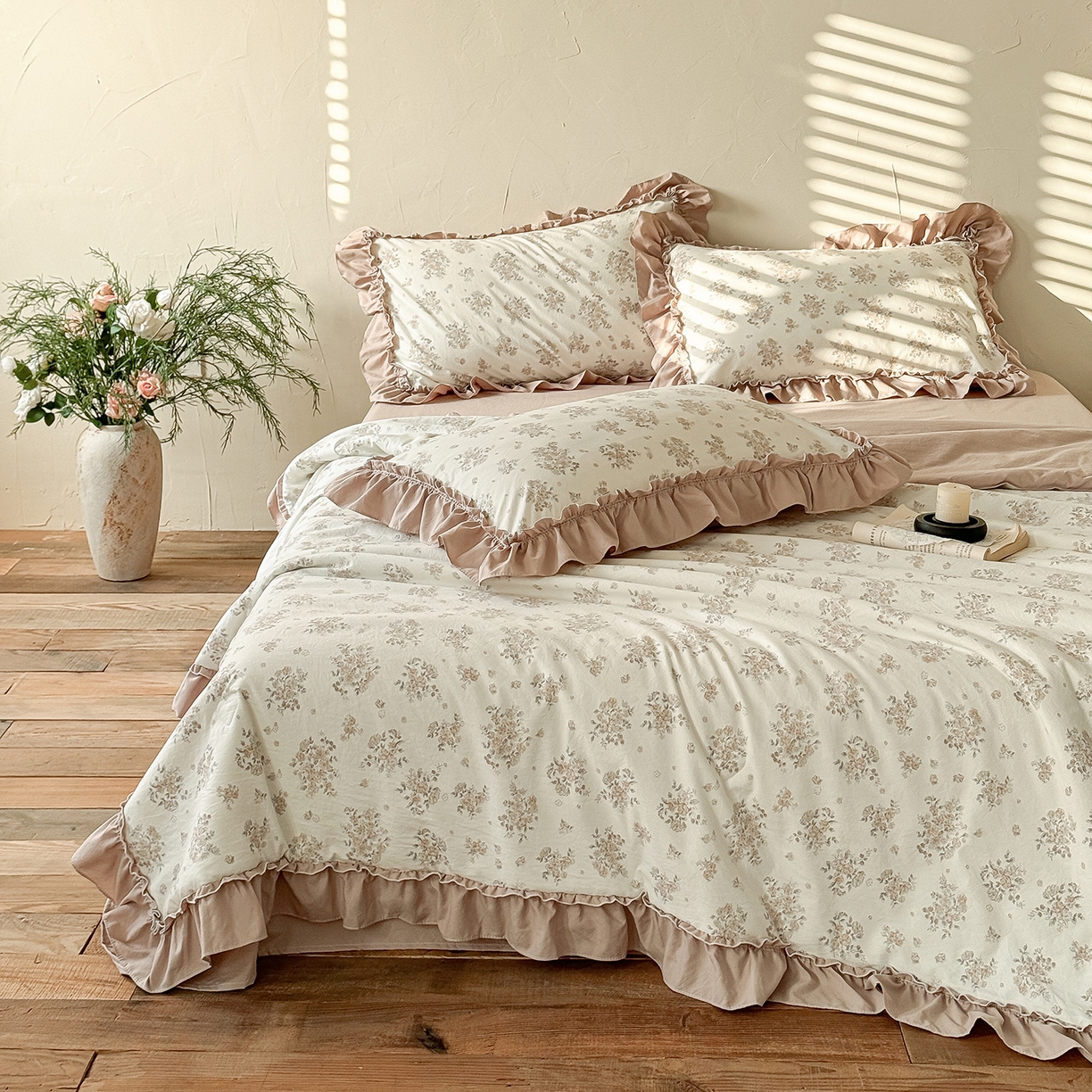 91家纺网 家纺一手货源 找家纺 迷尚家居 2026新款云朵棉印花花边夏被四件套 甜桔