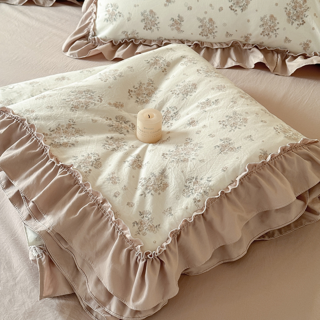 91家纺网 家纺一手货源 找家纺 迷尚家居 2026新款云朵棉印花花边夏被四件套 甜桔