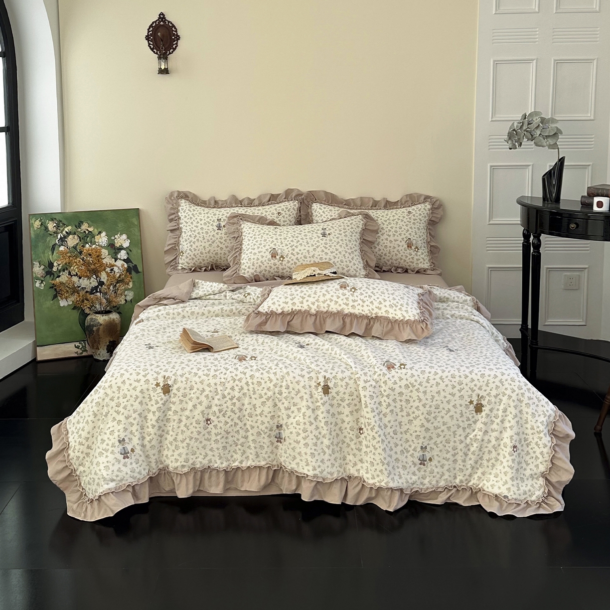 91家纺网 家纺一手货源 找家纺 迷尚家居 2026新款云朵棉印花花边夏被四件套 午后时光