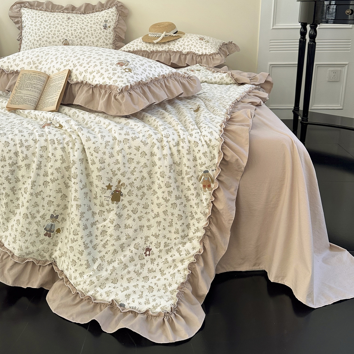 91家纺网 家纺一手货源 找家纺 迷尚家居 2026新款云朵棉印花花边夏被四件套 午后时光