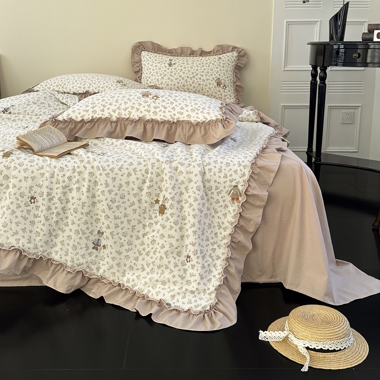 91家纺网 家纺一手货源 找家纺 迷尚家居 2026新款云朵棉印花花边夏被四件套 午后时光