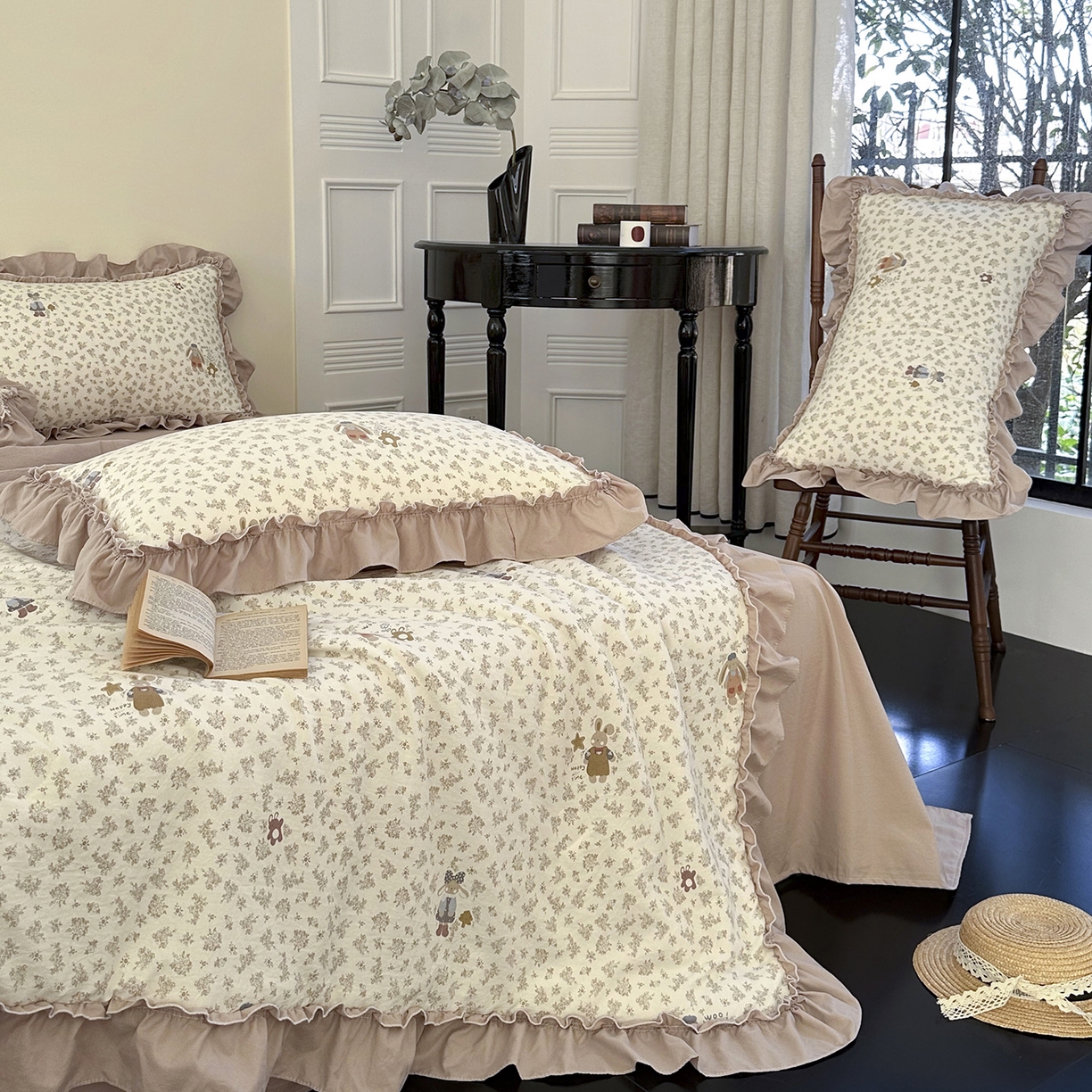 91家纺网 家纺一手货源 找家纺 迷尚家居 2026新款云朵棉印花花边夏被四件套 午后时光