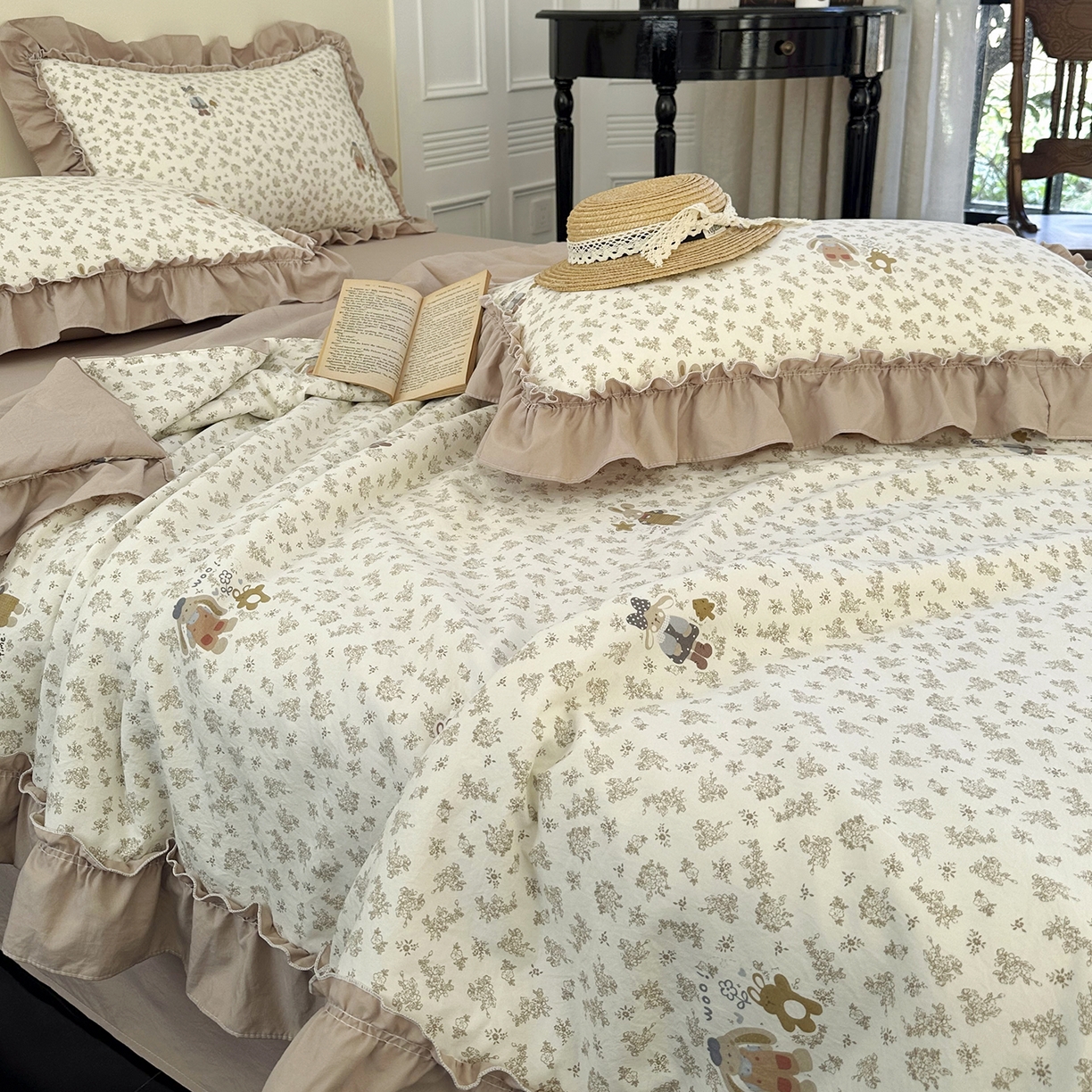 91家纺网 家纺一手货源 找家纺 迷尚家居 2026新款云朵棉印花花边夏被四件套 午后时光