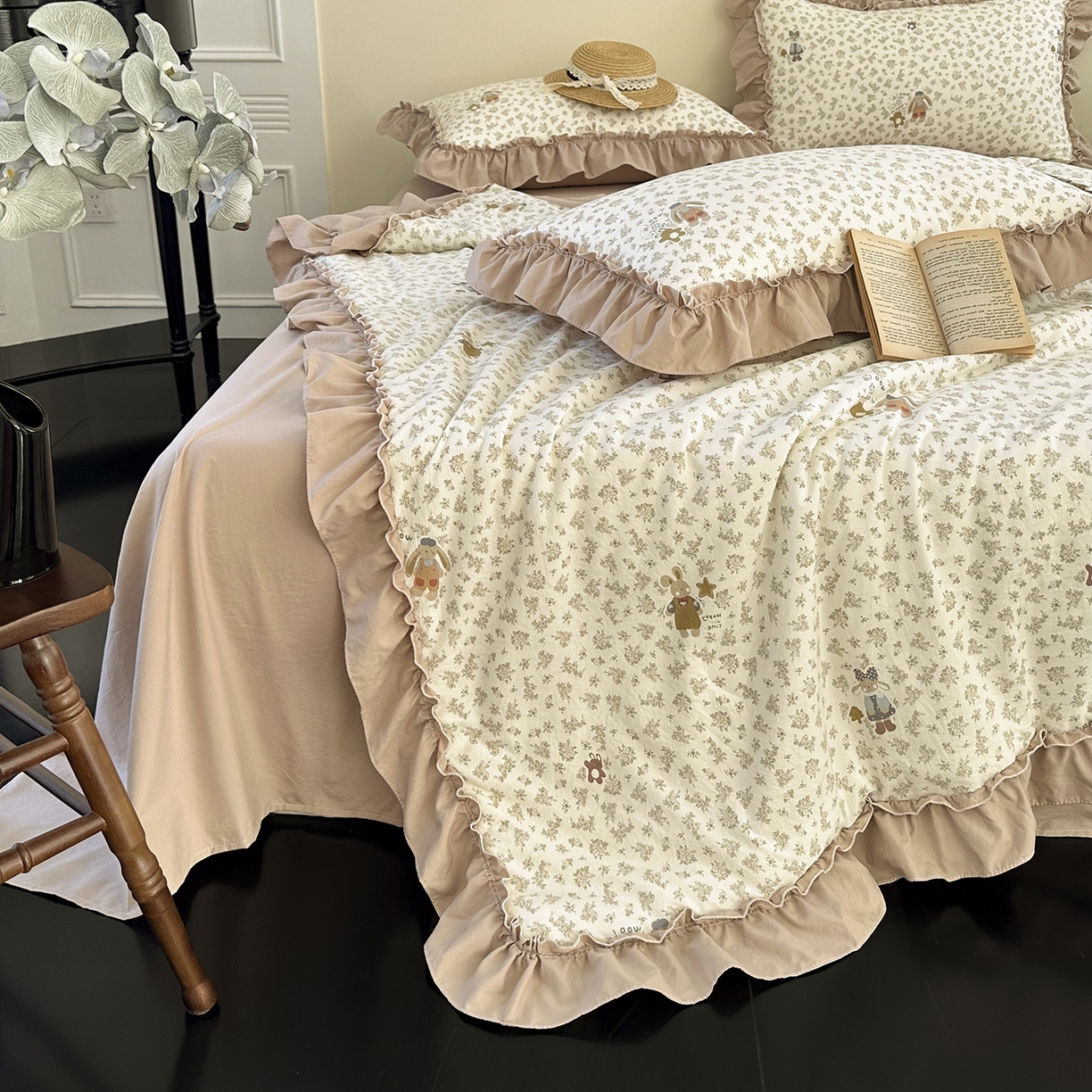 91家纺网 家纺一手货源 找家纺 迷尚家居 2026新款云朵棉印花花边夏被四件套 午后时光