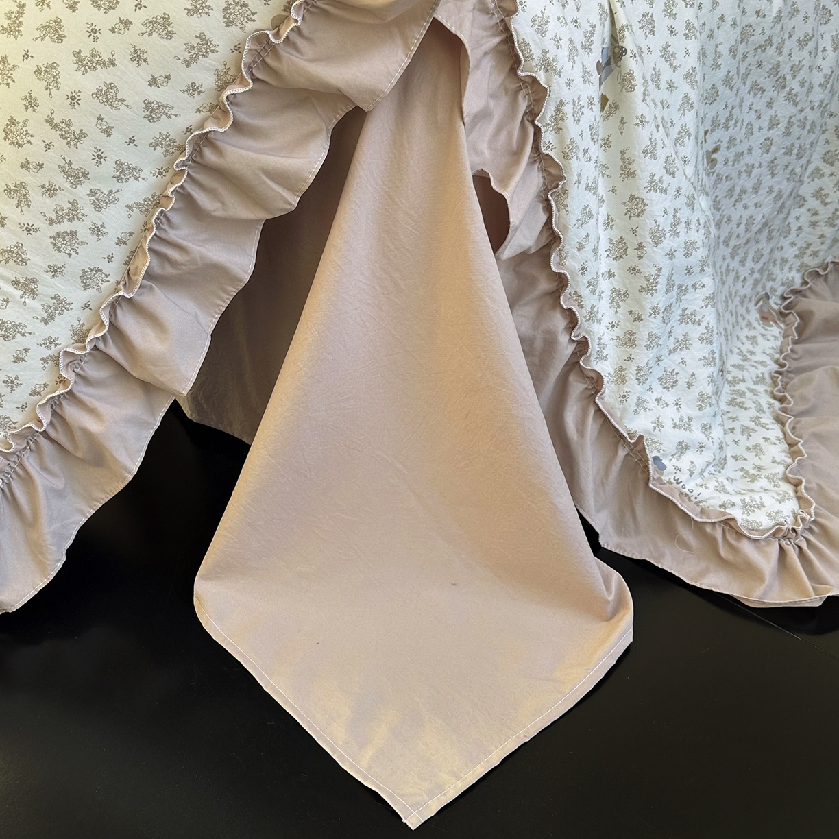 91家纺网 家纺一手货源 找家纺 迷尚家居 2026新款云朵棉印花花边夏被四件套 午后时光