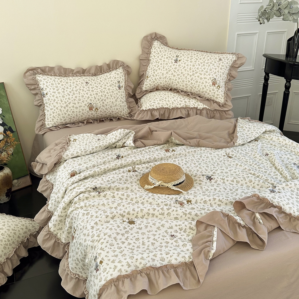 91家纺网 家纺一手货源 找家纺 迷尚家居 2026新款云朵棉印花花边夏被四件套 午后时光