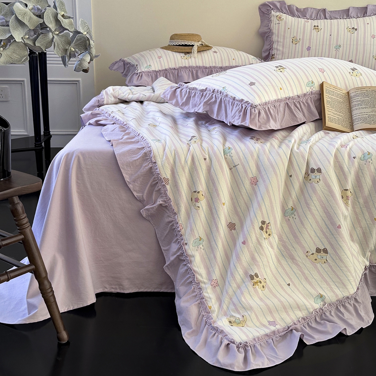 91家纺网 家纺一手货源 找家纺 迷尚家居 2026新款云朵棉印花花边夏被四件套 线条猫