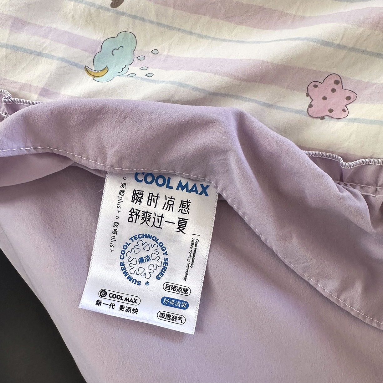 91家纺网 家纺一手货源 找家纺 迷尚家居 2026新款云朵棉印花花边夏被四件套 线条猫