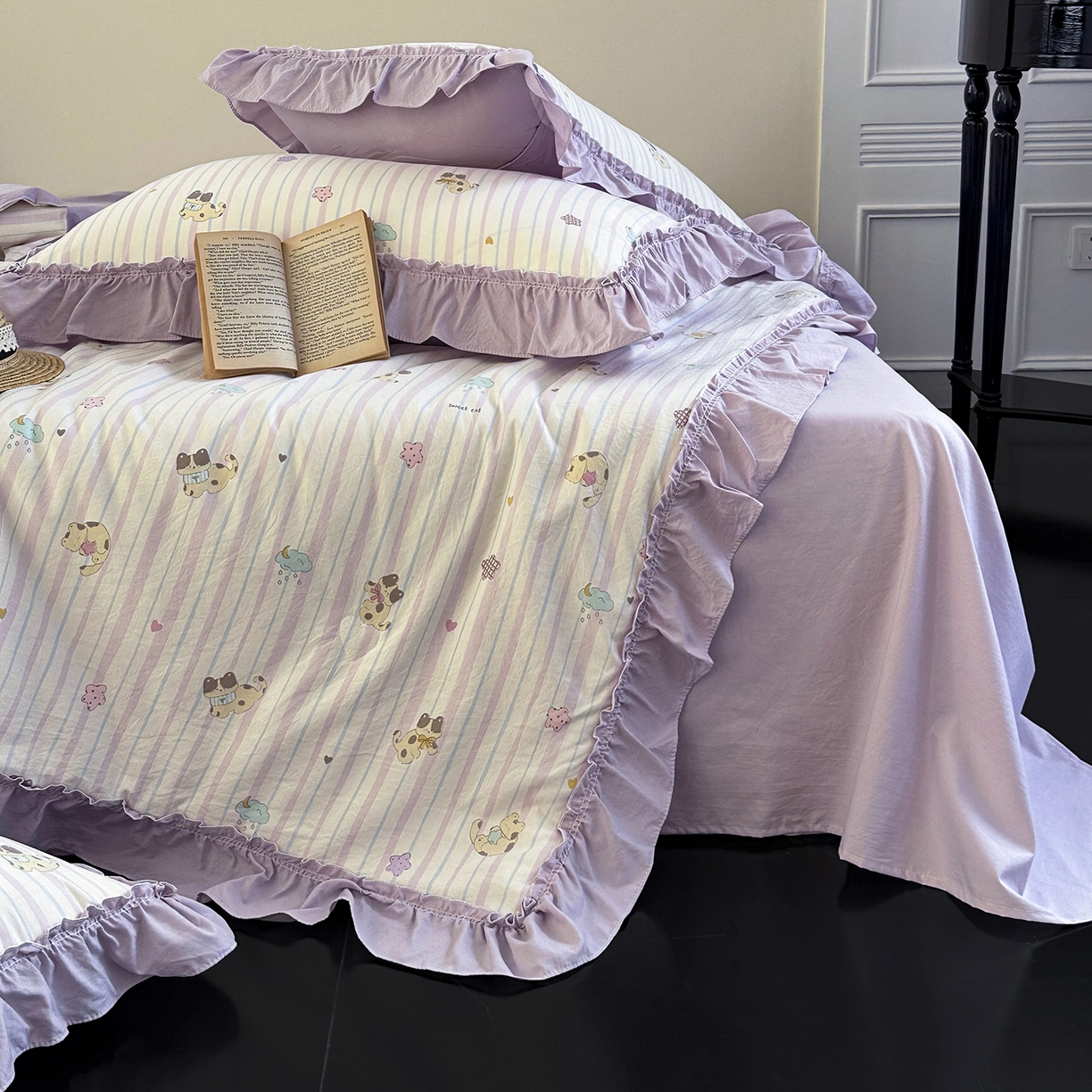 91家纺网 家纺一手货源 找家纺 迷尚家居 2026新款云朵棉印花花边夏被四件套 线条猫