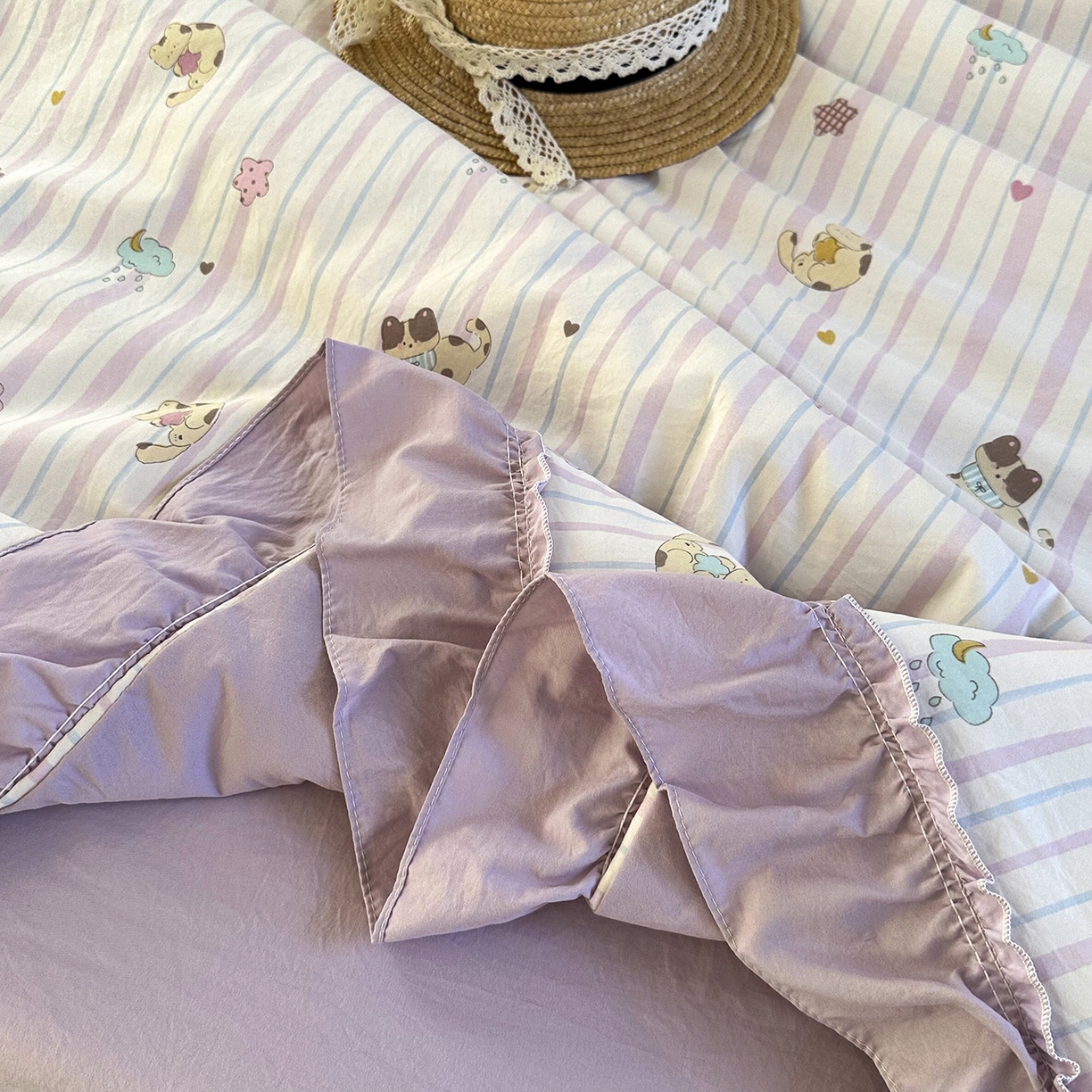 91家纺网 家纺一手货源 找家纺 迷尚家居 2026新款云朵棉印花花边夏被四件套 线条猫