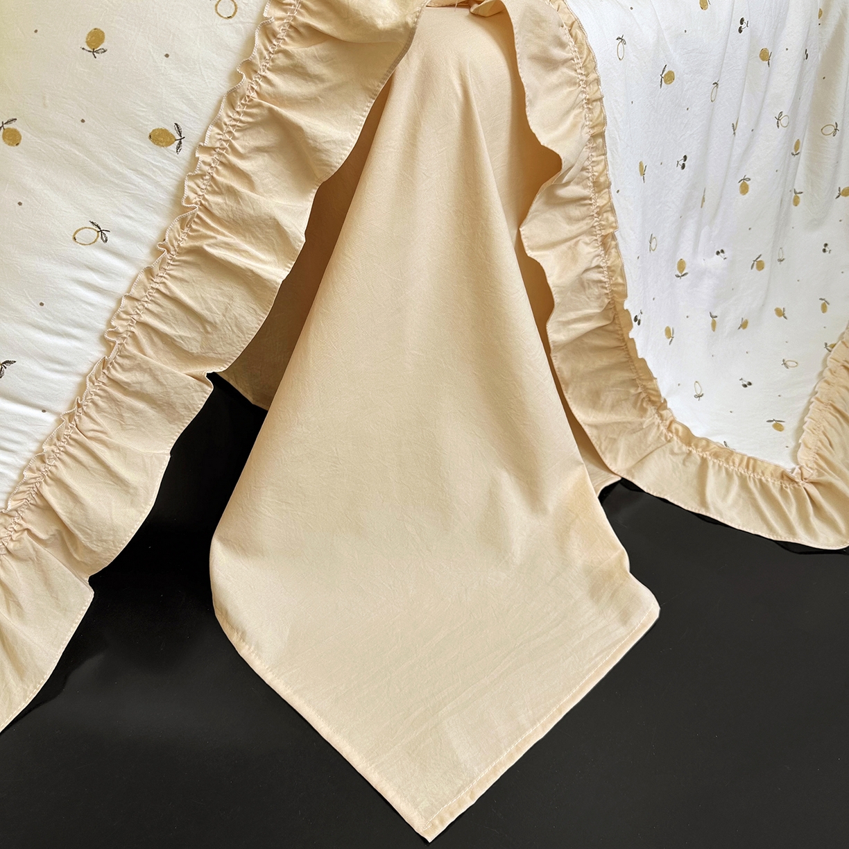 91家纺网 家纺一手货源 找家纺 迷尚家居 2026新款云朵棉印花花边夏被四件套 小柠檬