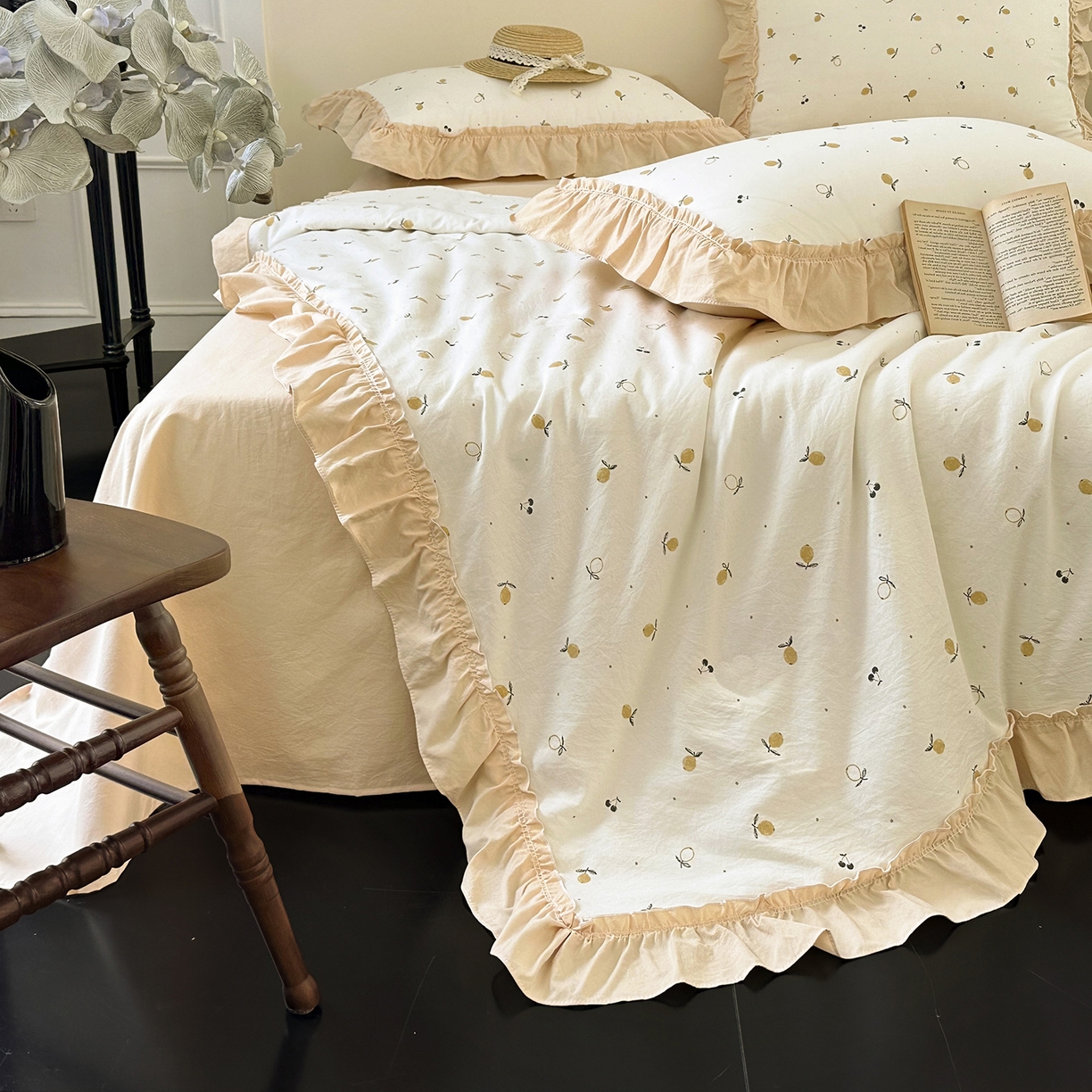 91家纺网 家纺一手货源 找家纺 迷尚家居 2026新款云朵棉印花花边夏被四件套 小柠檬