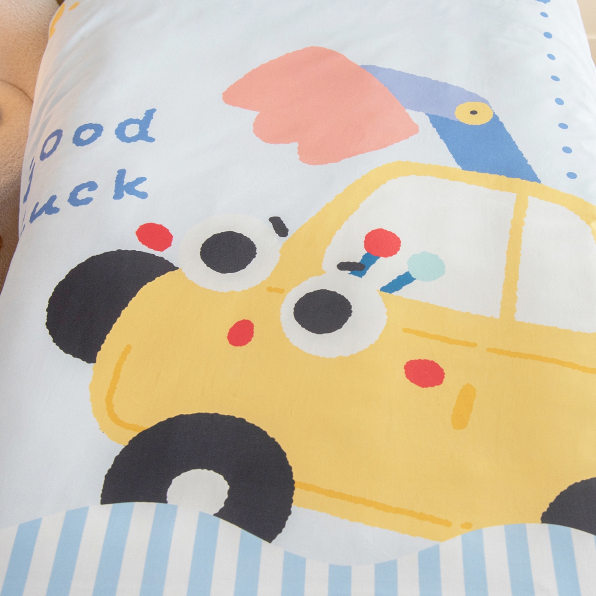 91家纺网 家纺一手货源 找家纺 绒梦里 2026新款A类全棉纯棉卡通大版幼儿园三件套 嘟嘟小车（另垫套有60*150cm/70*150cm/80*150cm/88*168cm/80*180cm）特殊垫套尺寸的价格咨询客服微信哦！