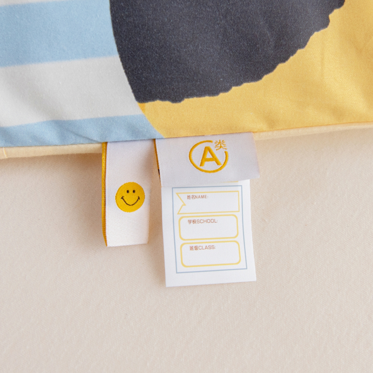 91家纺网 家纺一手货源 找家纺 绒梦里 2026新款A类全棉纯棉卡通大版幼儿园三件套 嘟嘟小车（另垫套有60*150cm/70*150cm/80*150cm/88*168cm/80*180cm）特殊垫套尺寸的价格咨询客服微信哦！