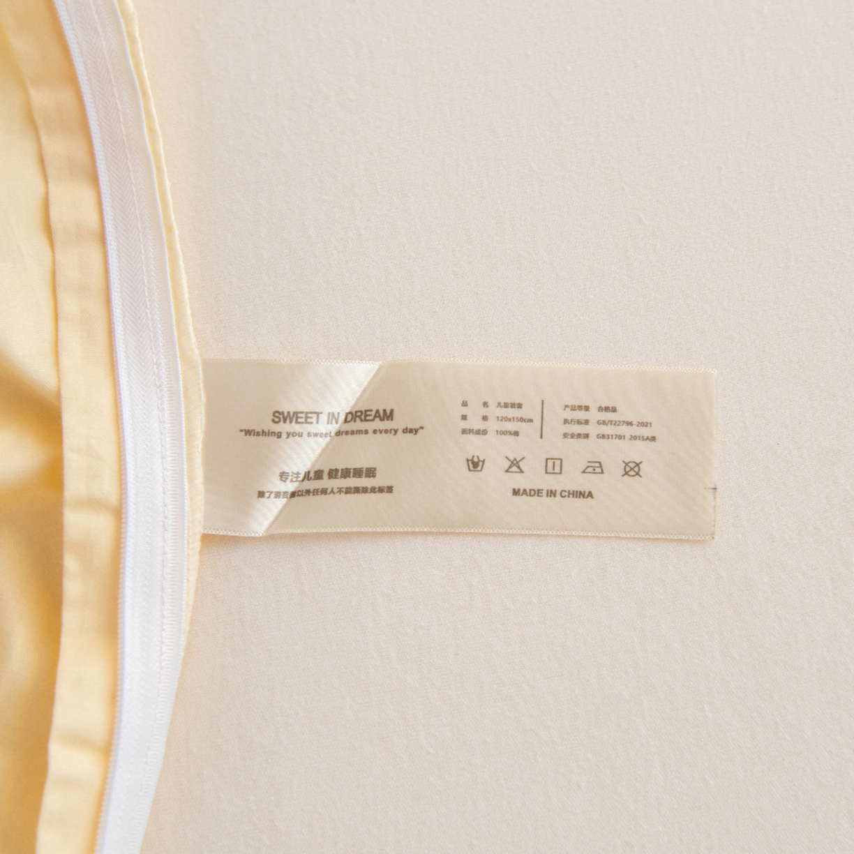 91家纺网 家纺一手货源 找家纺 绒梦里 2026新款A类全棉纯棉卡通大版幼儿园三件套 嘟嘟小车（另垫套有60*150cm/70*150cm/80*150cm/88*168cm/80*180cm）特殊垫套尺寸的价格咨询客服微信哦！