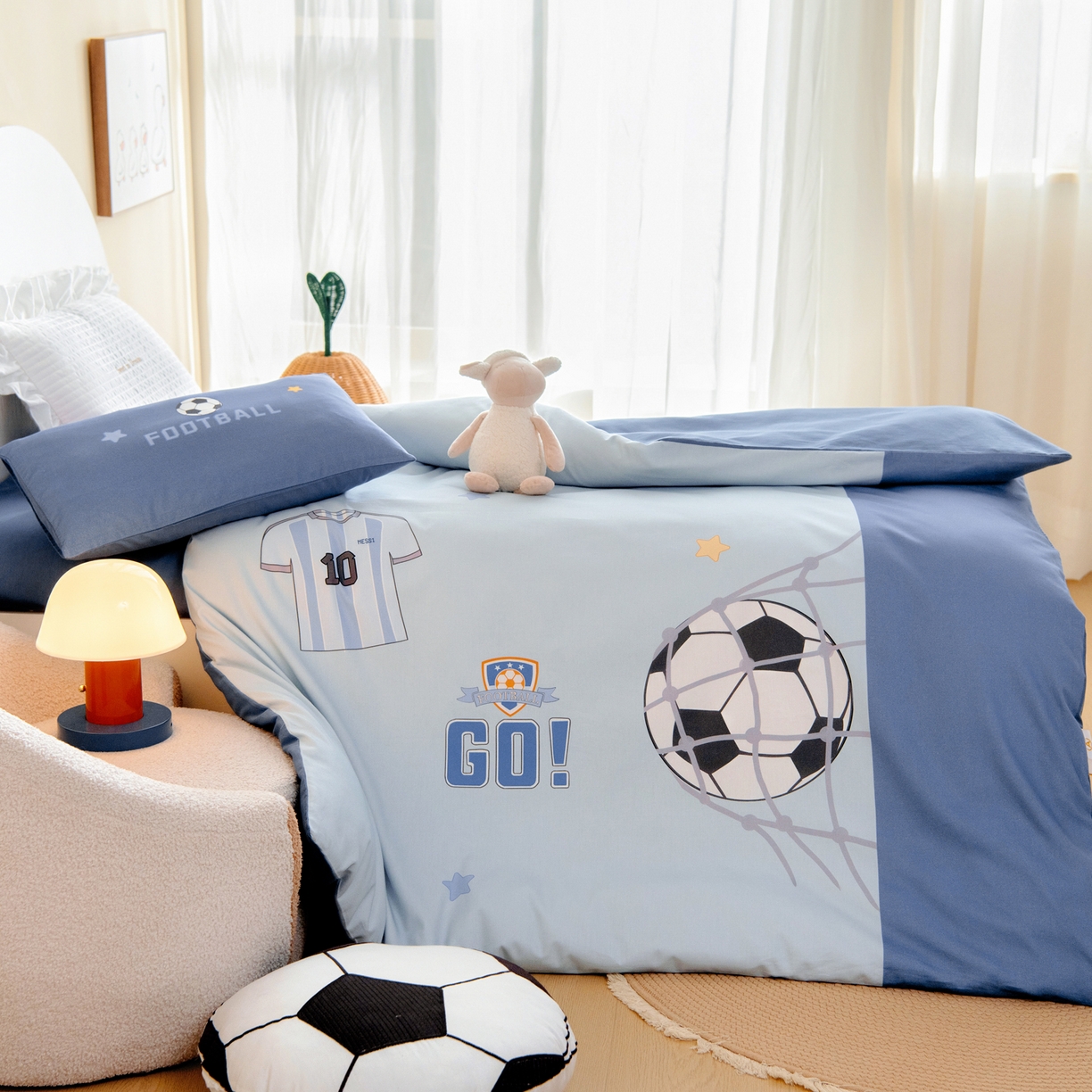 91家纺网 家纺一手货源 找家纺 绒梦里 2026新款A类全棉纯棉卡通大版幼儿园三件套 足球宝贝（另垫套有60*150cm/70*150cm/80*150cm/88*168cm/80*180cm）特殊垫套尺寸的价格咨询客服微信哦！