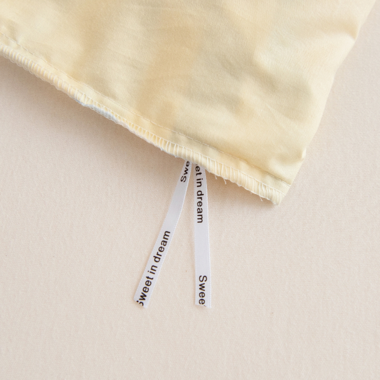 91家纺网 家纺一手货源 找家纺 绒梦里 2026新款A类全棉纯棉卡通大版幼儿园三件套 嘟嘟小车（另垫套有60*150cm/70*150cm/80*150cm/88*168cm/80*180cm）特殊垫套尺寸的价格咨询客服微信哦！