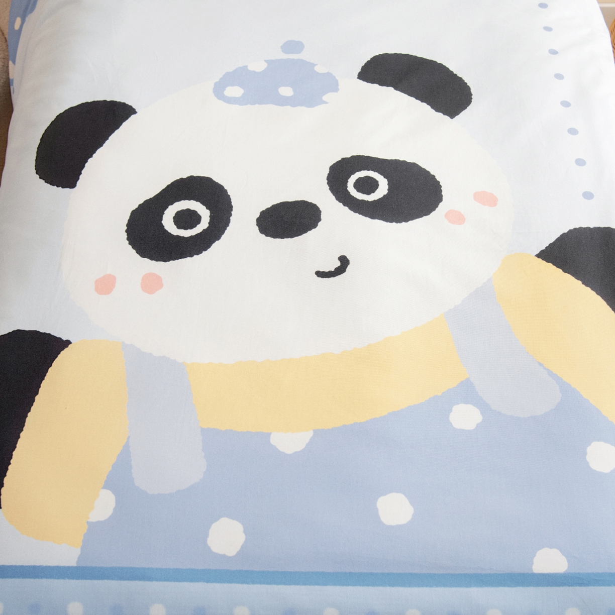 91家纺网 家纺一手货源 找家纺 绒梦里 2026新款A类全棉纯棉卡通大版幼儿园三件套 熊猫宝贝（另垫套有60*150cm/70*150cm/80*150cm/88*168cm/80*180cm）特殊垫套尺寸的价格咨询客服微信哦！